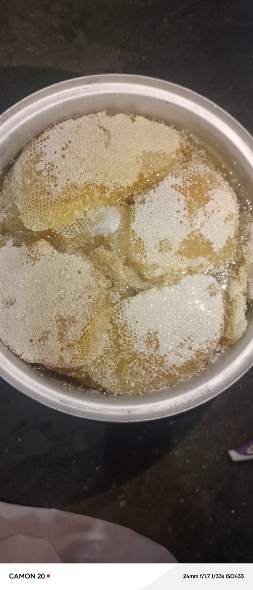 🍯 Small Bee Honey – Pure &amp; Natural  (1 Liter)